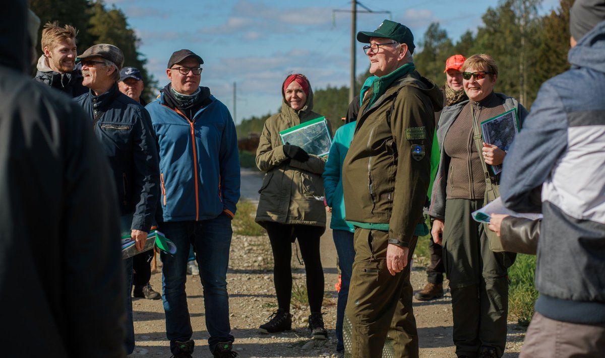 Mart Erik oma matkagrupiga. Kuna kõigil on naerunäod ees, ju siis on Mart taas mõne põneva ja naljaka looduseloo pajatanud.