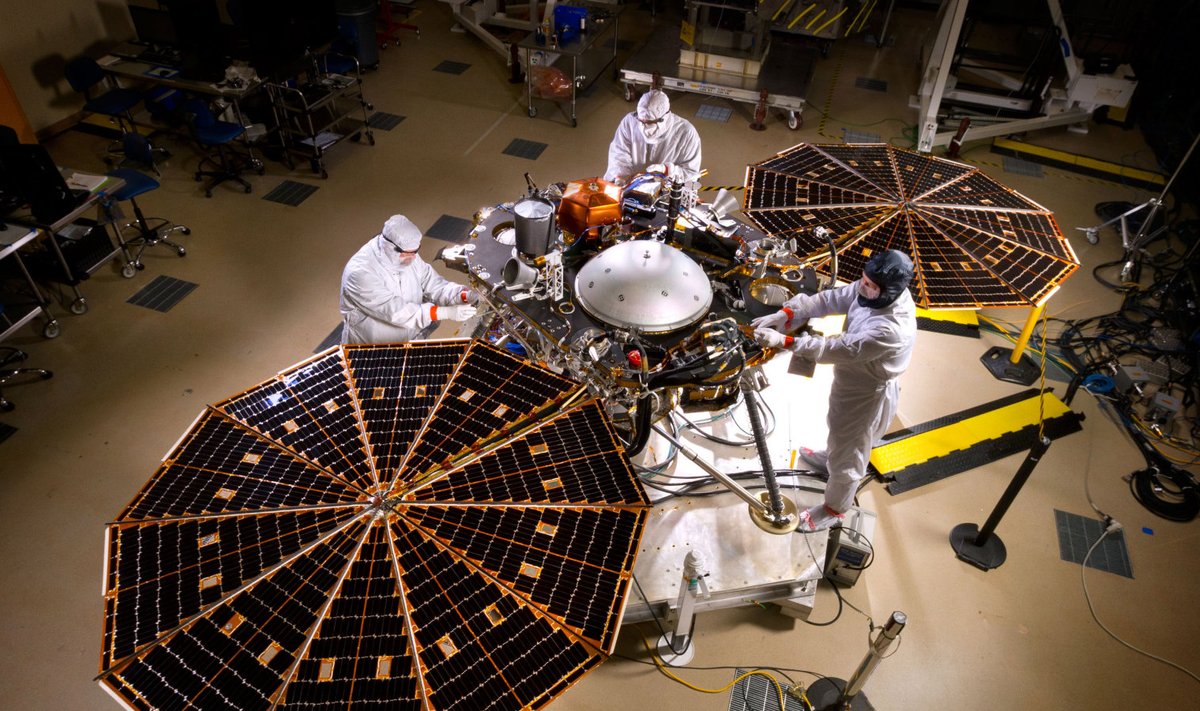 Lockheed Martini eksperdid InSighti seadmeid ühendamas. Foto: NASA/JPL-Caltech/Lockheed Martin