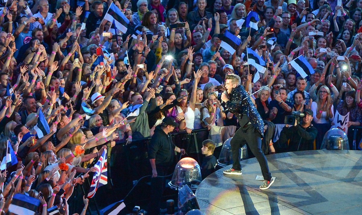 Robbie Williams hullutas Tallinna tuhandeid pealtvaatajaid