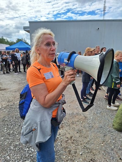 Naiskodukaitsja Kersti Telvel on õpetussõnade jagamiseks abiks ruupor.