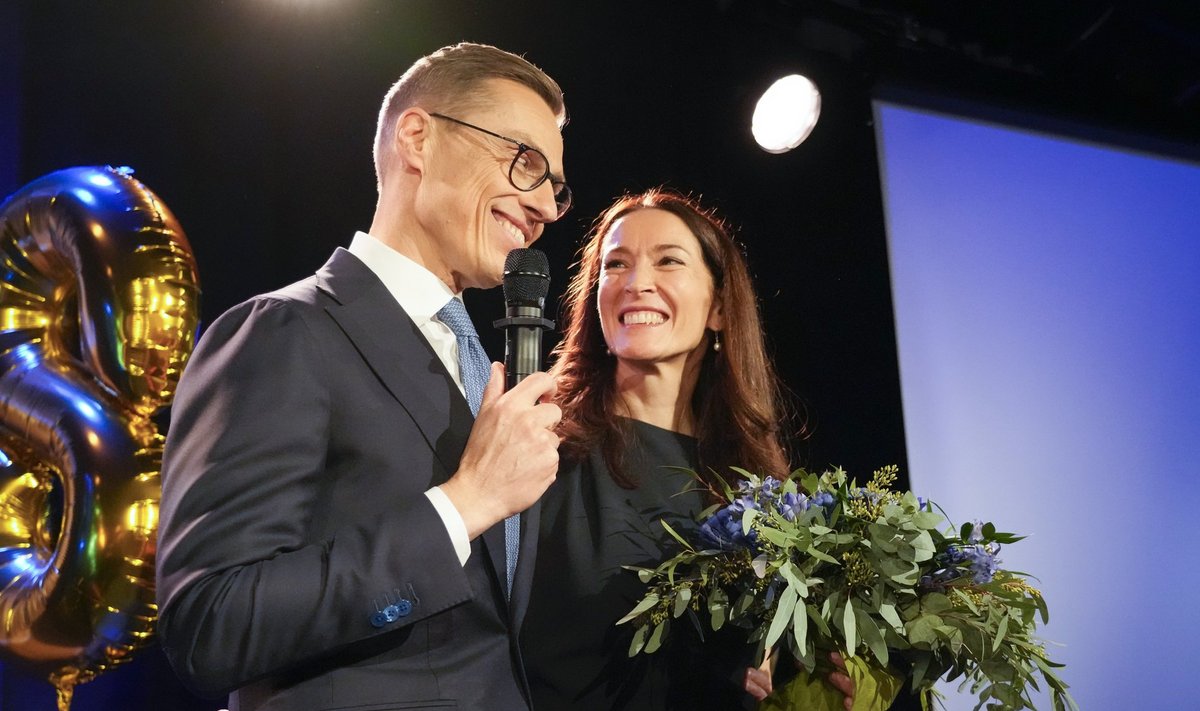 Alexander Stubb koos abikaasa Suzanne Innes-Stubbiga eilsel valimispeol