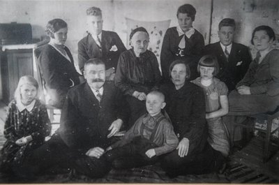 Raul Kuutma meenutab, et piltnik käis igal aastal korra külast läbi. See oli suursündmus. Kaheksa-aastane Raul (aastal 1932) istub õdede-vendade keskel, temast paremal pereisa Anton ja vasakul ema Helena.