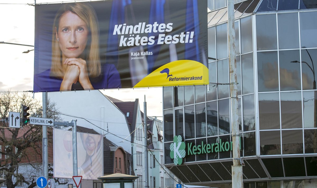 Kaja Kallase valimisplakat Keskerakonna kontori ees