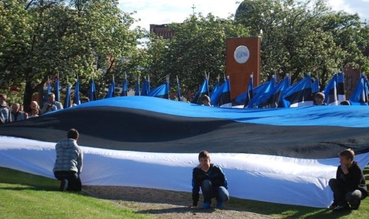 Paikuse Põhikooli ja Noortevolikogu noored esindasid Paikuse valda Eesti lipu 128. aastapäeva tseremoonial Pärnus, kandes maailma suurimat sinimustvalget lippu mõõtmetega 7x11 meetrit. Foto: Urmas Saard
