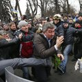 FOTOD: Päev Kiievis - Ukraina rahvasaadik nabiti parlamendihoone juures kinni ja klobiti läbi