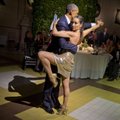 VIDEO: Sensuaalne või pigem kohmetu? Vaata, kuidas Barack Obama tangot tantsib!