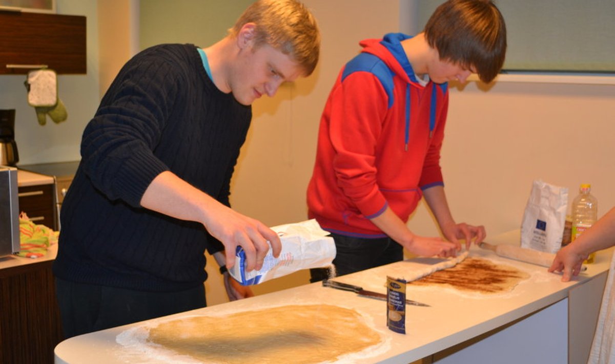 Matteus Rahkema ja Andres Luks noortekeskuse köögis kokkamas. Foto noortekeskuse kogust
