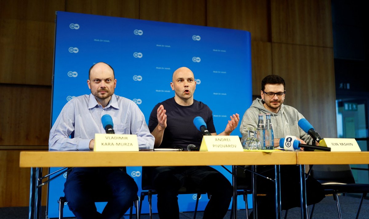 Venemaa dissidendid Ilja Jašin, Vladimir Kara-Murza ja Andrei Pivovarov pressikonverentsil pärast vabastamist mitme riigi vangide vahetuse käigus. Foto tehtud Bonnis 2. augustil 2024.