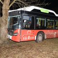 FOTOD | Tartus sõitis liinibuss teelt välja vastu puud, neli inimest viidi haiglasse