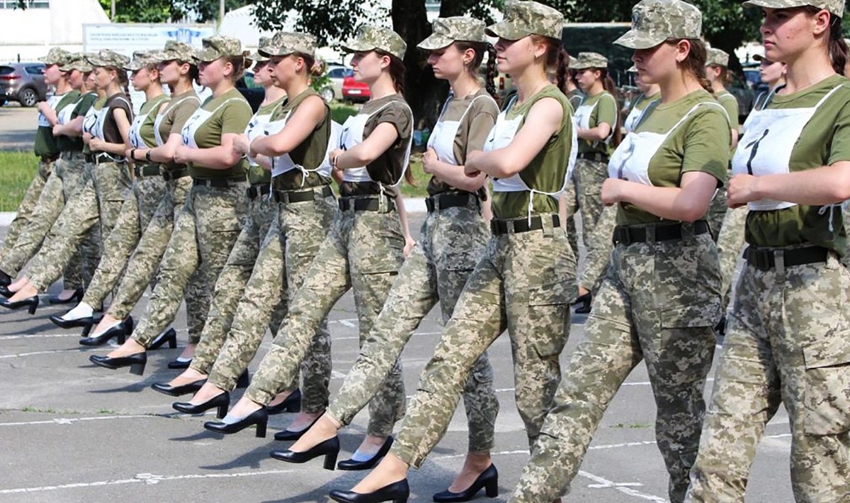Ehkki naised moodustasid juba enne sõda suure osa Ukraina armeest, polnud neil kaua isegi sobivat vormirõivast. Enne sõda tuli kellelegi ülemustest mõte panna naised marssima kontsakingadega. See leidis palju vastukaja ja pilkeid.