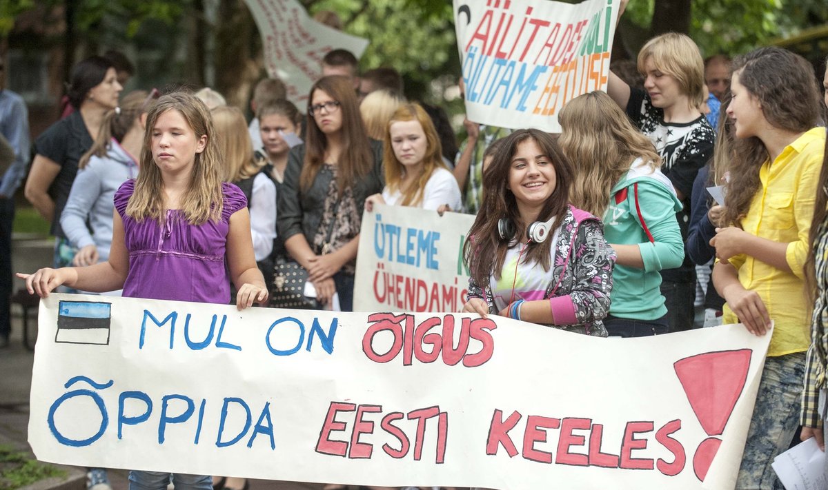 Esimesel koolipäeval Narva Eesti Gümnaasiumi juures toimunud protest 