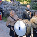 FOTOD | Keskaja Päevad tõid Viljandi lossimägedesse mõõgavõitlejad, hobused ja karkudel käijad