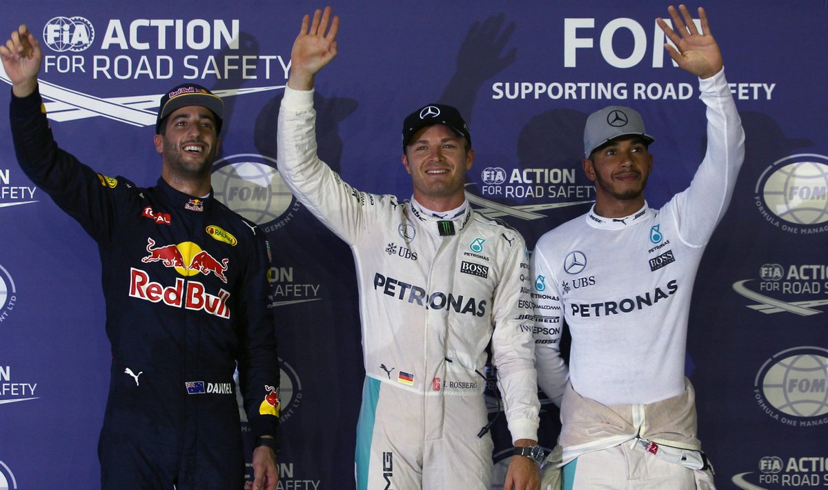 Singapuri GP eelsõidu esikolmik: vasakult Ricciardo, Rosberg ja Hamilton.