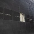FOTOD | Maarjamäe kommunismiohvrite memoriaali mälestusseinas laiub tühi auk