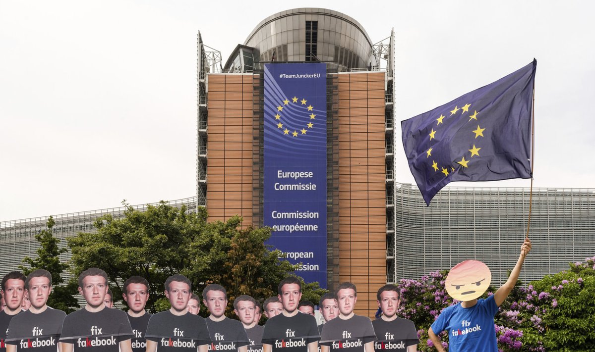 Avaazi protesteerija (paremal) täna Brüsselis Euroopa Komisjoni ees koos papist väljalõigatud Zuckerbergi kujutistega. 