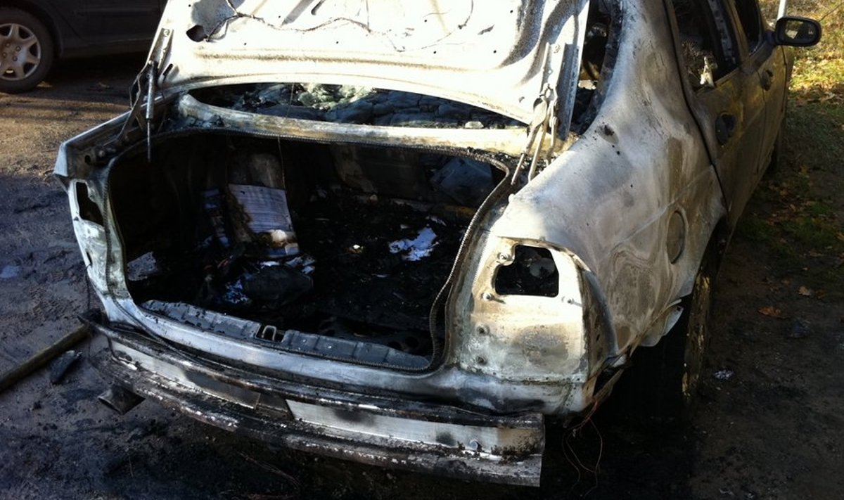 Pirital pandi abielupaari auto põlema.