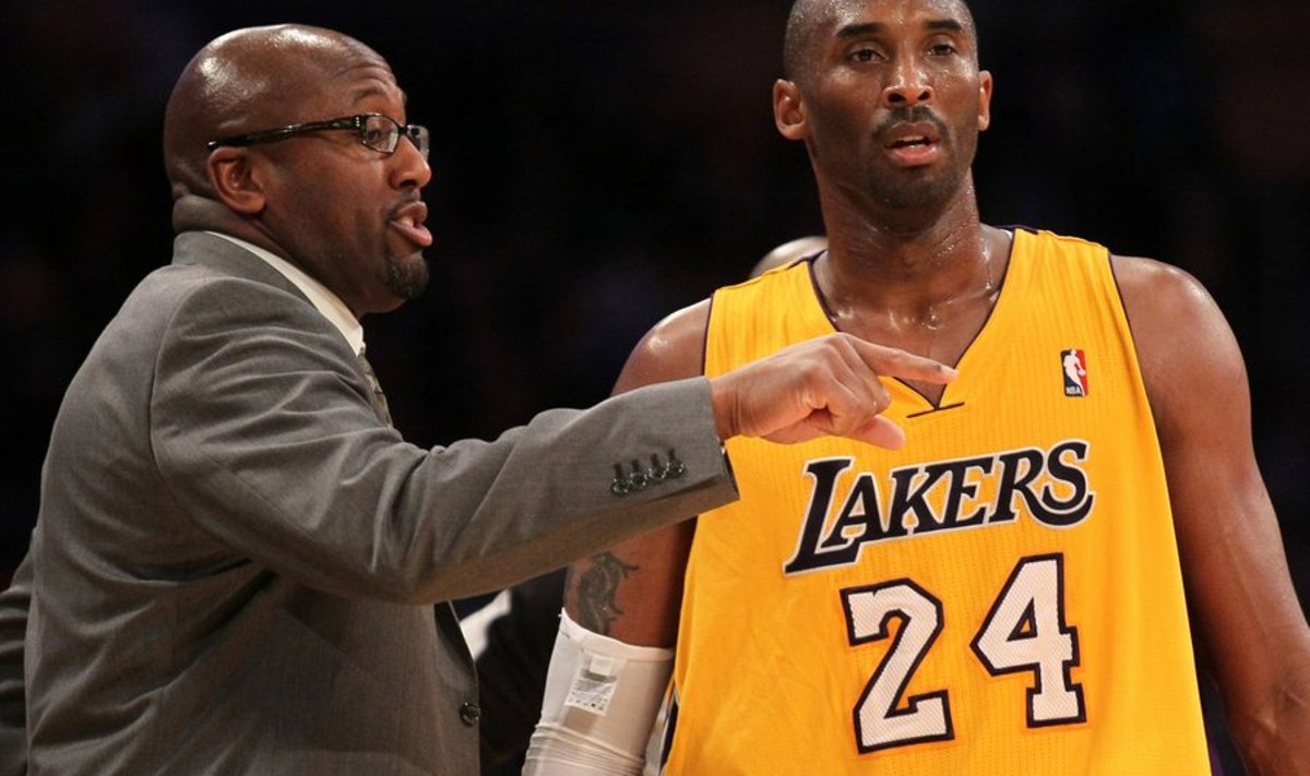 Lakersi treenerina esimese põhihooaja võidu kirja saanud Mike Brown ja Kobe Bryant