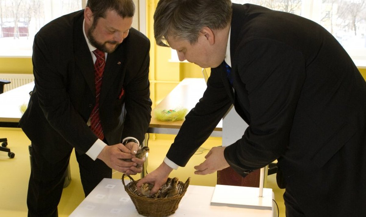 Paldiski linnapea Stanislav Tšerepanov ja regionaalminister Siim Kiisler 18. märtsil Paldiskis Lääne-Harju Ettevõtlusinkubaatorit avamas. Foto: Jevgeni Komarov