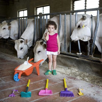 Алессия, г. Кастильон-Флорентино, Тоскана, Италия. С помощью игрушечных инструментов Алессия помогает на ферме своему дедушке и кормит животных.