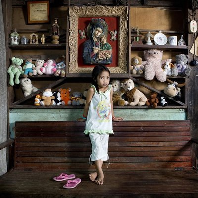 Аллина, Эль-Нидо, Филиппины. Аллина родилась в маленьком городке, где нет даже больниц. Она любит игрушечных животных, ее любимый друг — оранжевый зверек.
