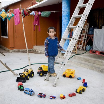 Абель, Нопальтепек, Мексика. На фотографии Абель запечатлен со всеми своими игрушками.