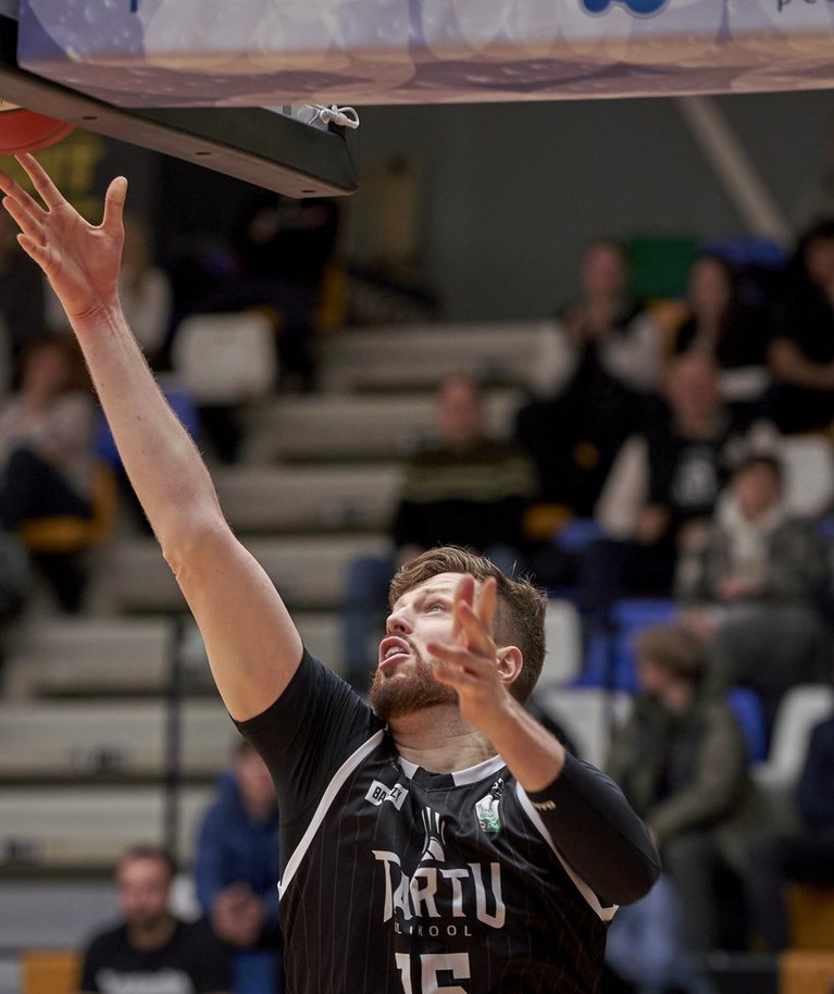 Tartu keskmängija Davis Rozitis mängis korvi all Ventspilsi kolleegid üle.