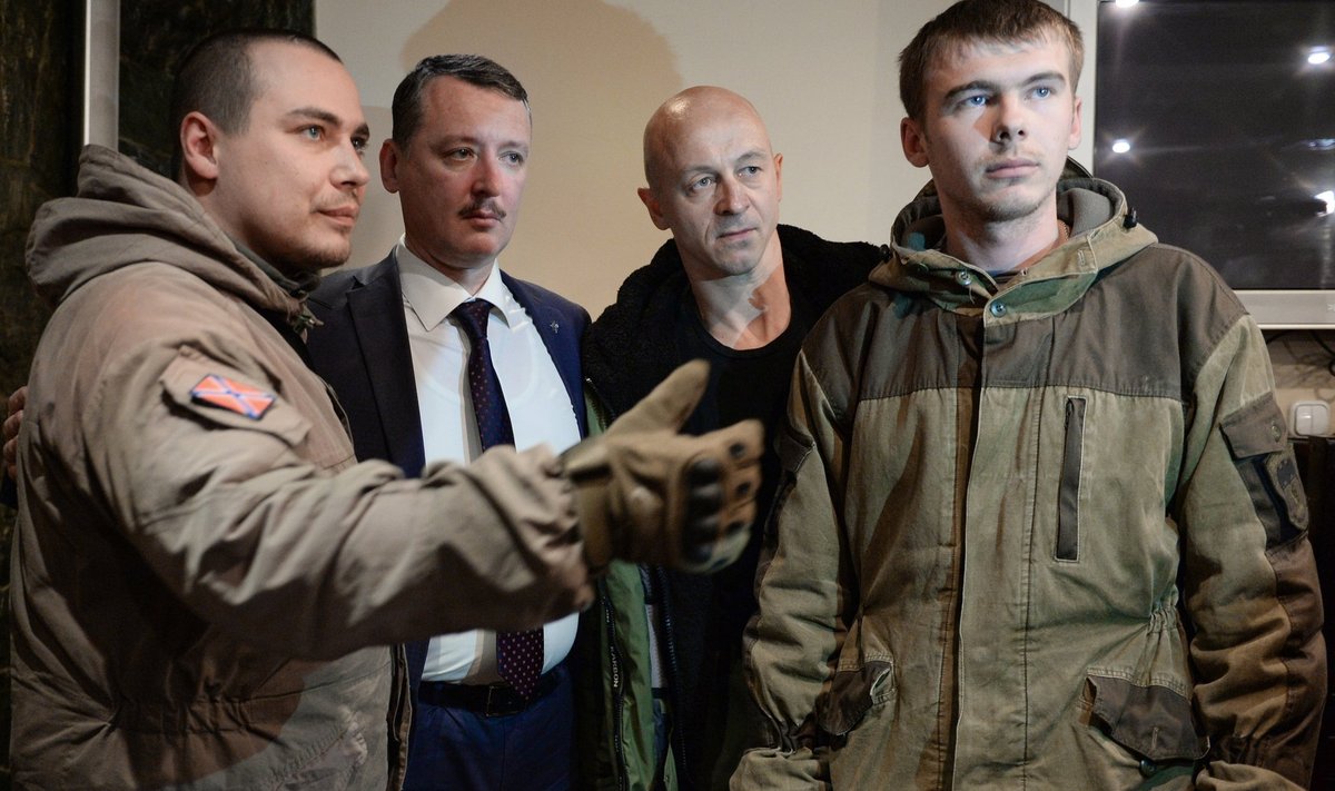 Strelkov (pildil Novosibirskis, vasakult teine) saab oma esinemistuuridel üle Venemaa rääkida väikestes rahvuslaste rühmades, kuid suurema tähelepanu võitmine on vähetõenäoline.