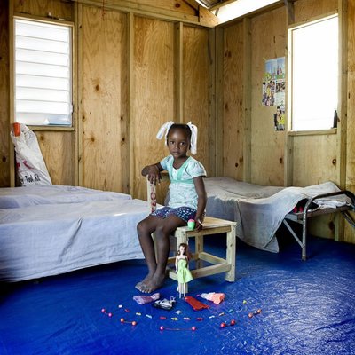 Бетсайда, Порт-о-Пренс, Гаити. Дом, в котором росла девочка, разрушило землетрясением. Вместе со своими глухими родителями она живет в небольшом лагере, построенном организацией NGO. Девочка хочет стать парикмахером и любит делать своей кукле прически, но
