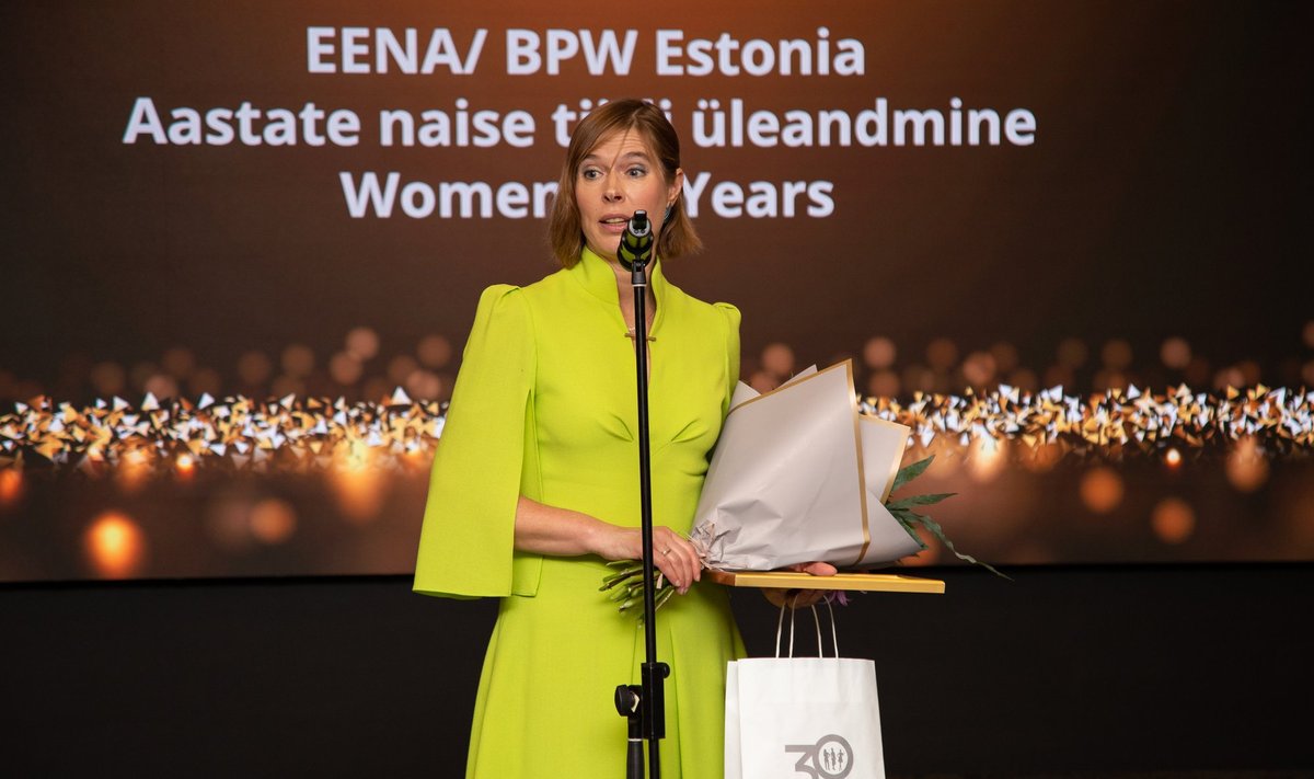 Eelmisel aastal tunnustas EENA president Kersti Kaljulaidi aastate naine auhinnaga. 