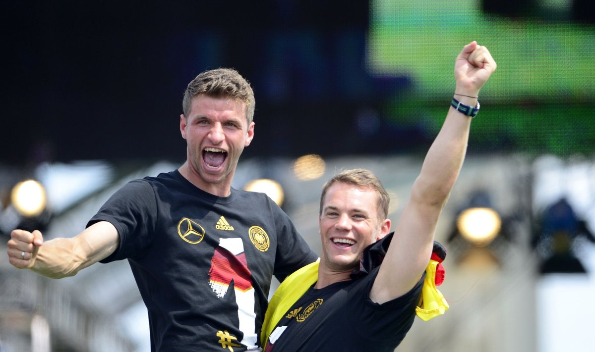 Thomar Müller ja Manuel Neuer tähistavad MM-i võitu
