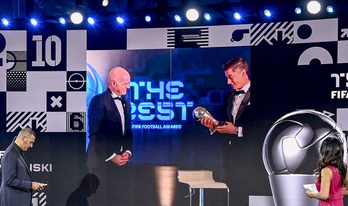 Auhinna andis Lewandowskile FIFA president Gianni Infantino. Üritus ise toimus virtuaalselt, aga Infantino andis trofee ründajale isiklikult.
