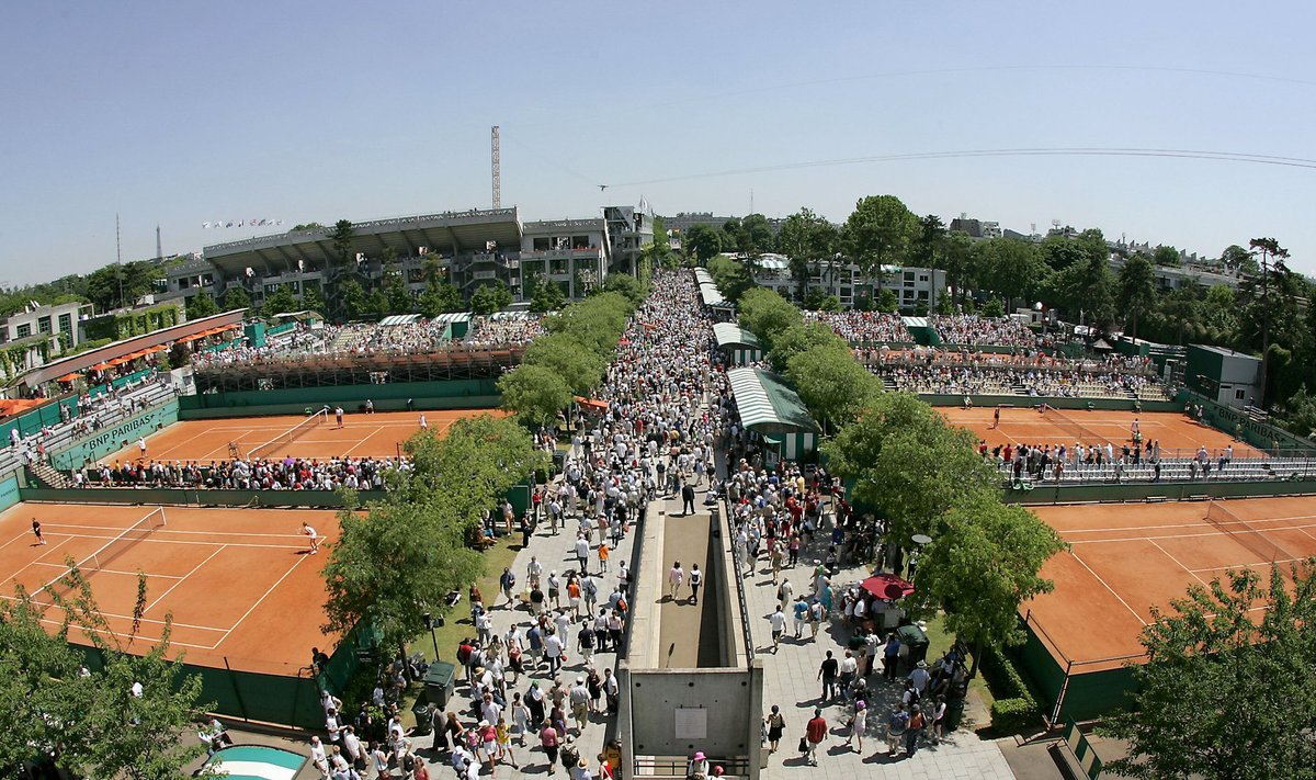 Roland-Garrosis on pisikesele maalapile mahutatud 22 väljakut, mille vahel liigub rahvas.