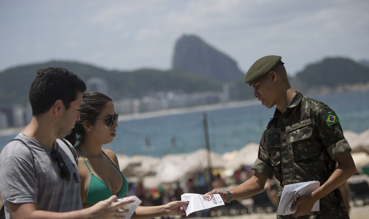 Brasiilia valitsus on mobiliseerinud sõjaväelased Zika viiruse ennetuse brošüüre jagama. Seda tehakse ka kuulsas Copacabana rannas Rio de Janeiros.