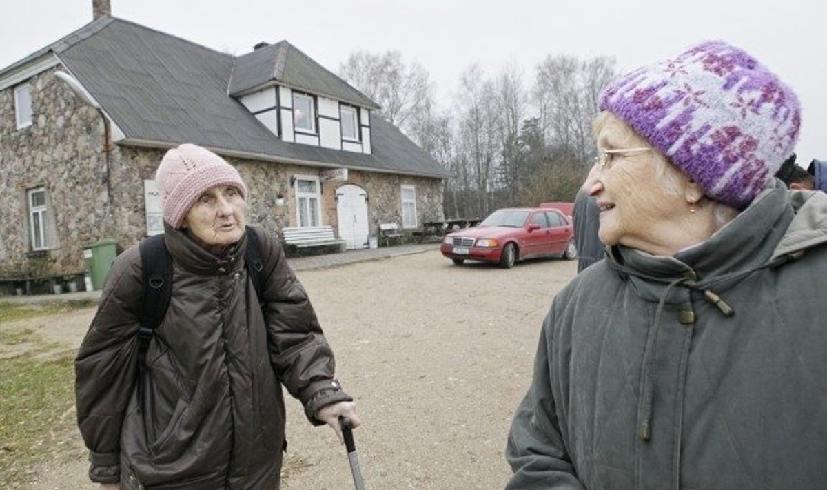 Krabi kauplusest tulevad Linda Kärner (86) ja Heldi Raud (78) tahaksid, et vald lubaks ka rändkauplusel nende külas käia, sest sealsed hinnad on odavamad  ja lavka ise tuleb kodu juurde.