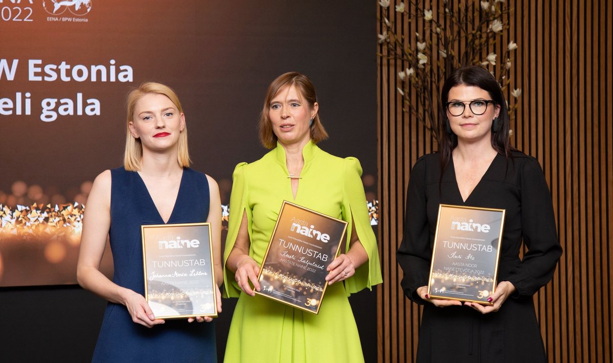 Johanna-Maria Lehtme, Kersti Kaljulaid ja Kerli Ats EENA galal.