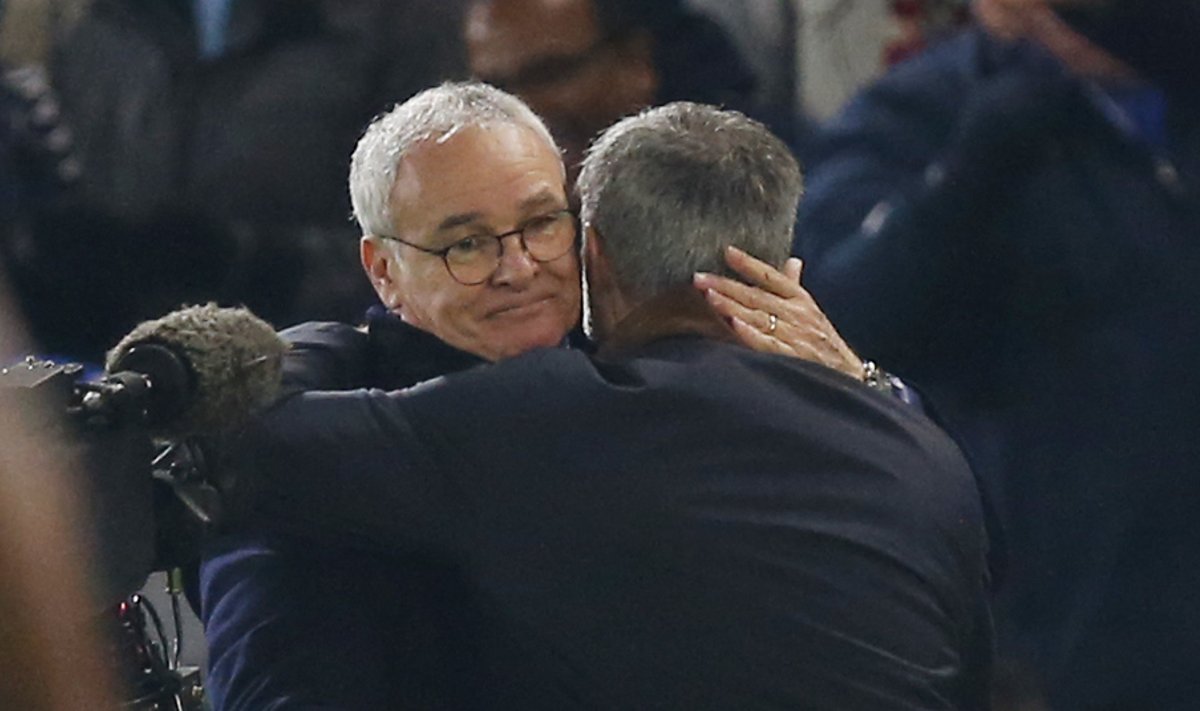 Claudio Ranieri (vasakul) ja José Mourinho kallistus