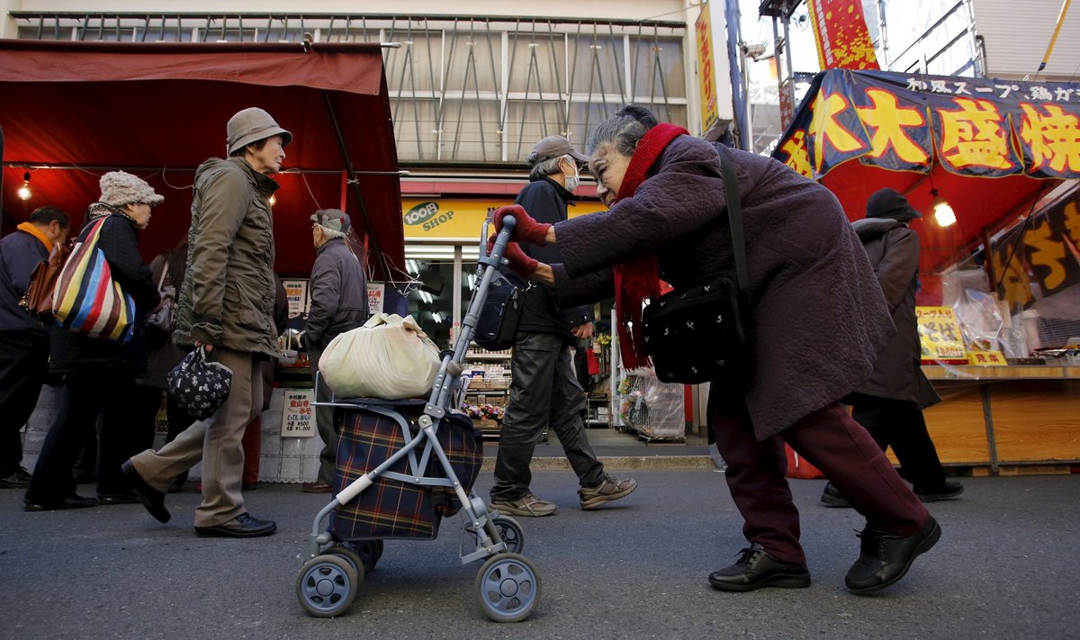 Ühiskonna vananemine on Jaapani jaoks probleem, millega kaasneb hulk hädasid, sealhulgas dementsete inimeste rohkus. Pildil Tokyos rulaatori abiga kõndiv pensionär