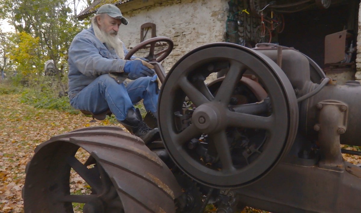 Hindrek Kukk kogub vanavara ja tema kogus on ka Eesti vanim töötav Lanz Bulldogi traktor.