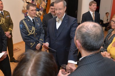President Ilves surus eilsel teenetemärkide jagamisel kätt vasaku käega