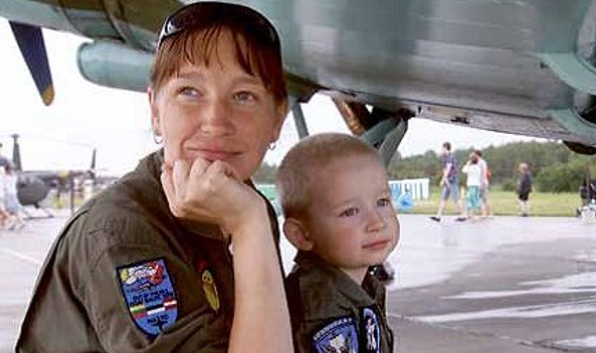 Pille Joala eelmisel suvel õhuväe 95. aastapäeval koos poeg Karl Robiniga lennuki tiiva all vihmavarjus.