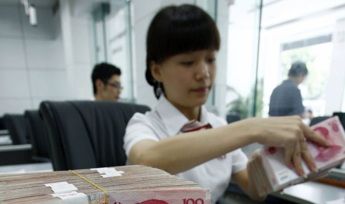 Hiina panga töötaja raha lugemas.