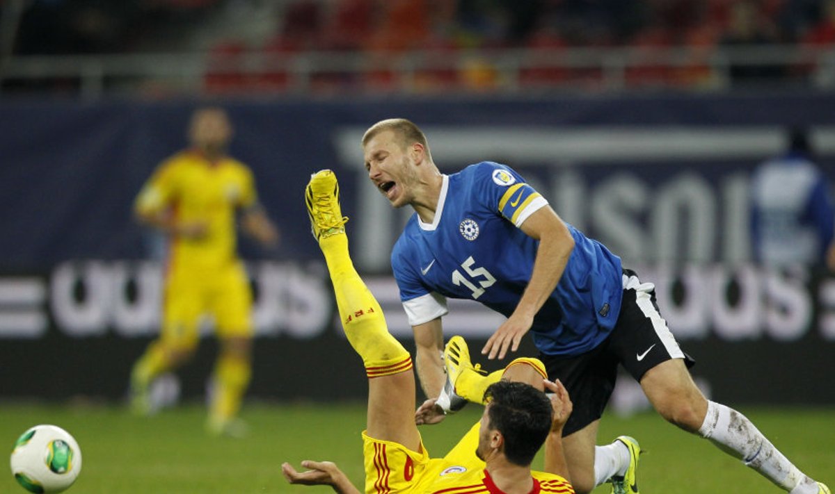 Eesti jalgpallikoondis lõpetas 2014. aasta MM-valiksarja 0 : 2 kaotusega Bukarestis Rumeeniale. Fotol heitleb Ragnar Klavan (sinises) Rumeenia mängija Ciprian Maricaga, kes lõi Eestile kaks väravat. 