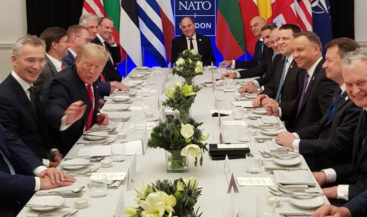 USA president Donald Trump ja kaheksa riigi esindajad eile Londoni lähistel NATO liidrite kohtumisel toimunud töölõunal. Eesti peaminister Jüri Ratas istub otse Trumpist üle laua Poola presidendi Andrzej Duda kõrval.