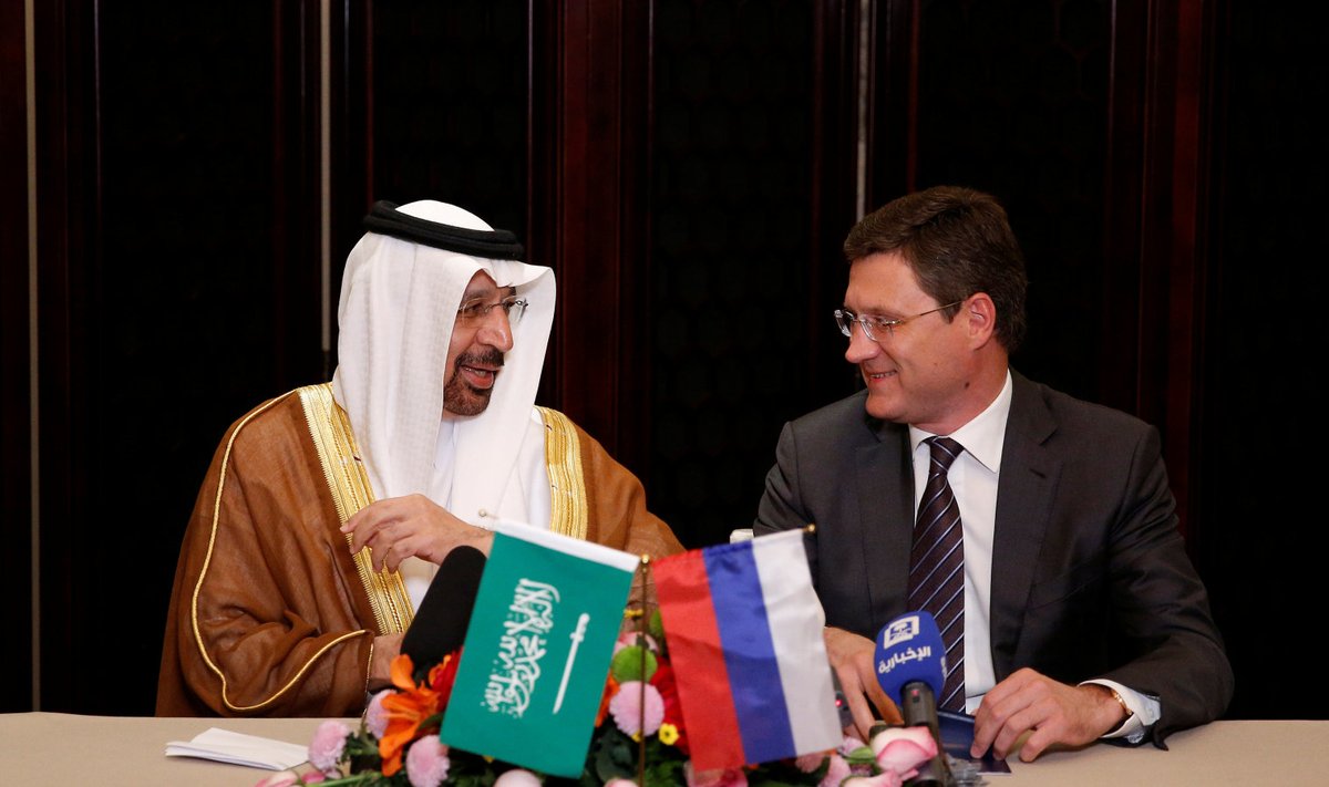 Saudi Araabia energeetikaminister Khalid al-Falih (vasakul) Vene kolleegi Aleksandr Novakiga pressikonverentsil Pekingis.