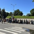 ФОТО И ВИДЕО | В Нарве полиция просит уйти с площади перед погранпунктом. Гостиницы переполнены