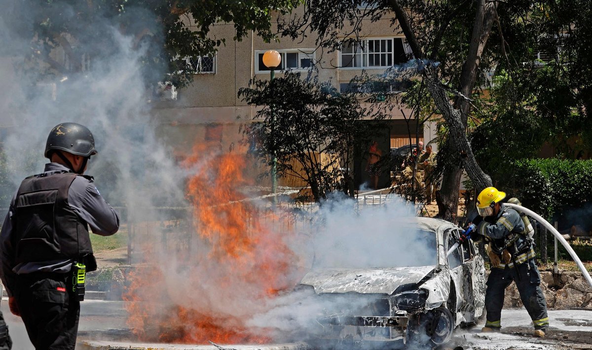 Iisraeli tuletõrjujad pärast Hamasi raketirünnakut Ashkeloni linnas, kus konflikt on nõudnud kahe elaniku elu.