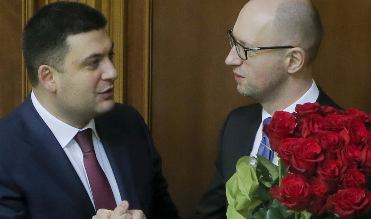 Pooleteise aasta eest õnnitles parlamendi spiiker Volodõmõr Groisman (vasakul) Arseni Jatsenjukki peaministriks saamise puhul. Nüüd peaks ta ise valitsus-juhiks saama.