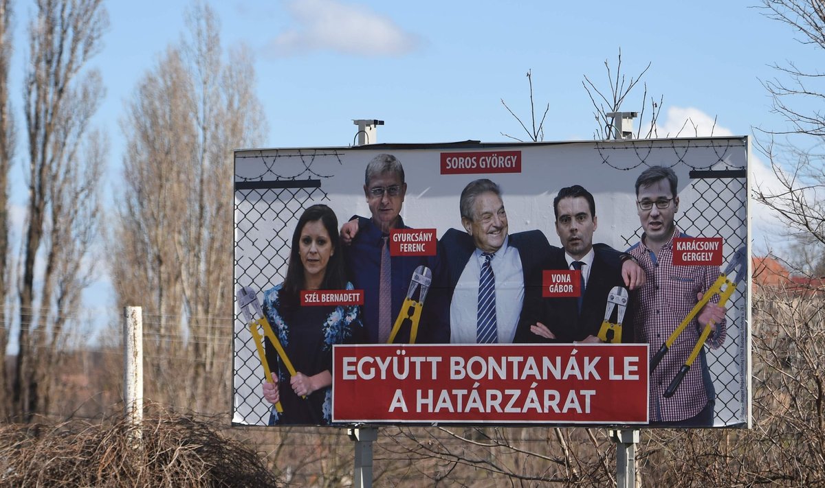 Võimupartei Fidesz valimisplakat, mis kujutab miljardär George Sorost opositsiooniparteide esindajate keskel. Tekst ütleb: „Nad võtaksid koos [piiri]tara maha.”