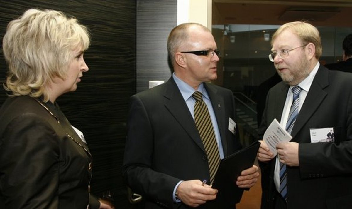 Swissoteli konverentsikeskuses toimus 2009.a. jaanuaris konverents "20 aastat Eraettevõtlust Eestis". Pildil hetk ürituselt. Vasakult KERSTI KRAAS, URMAS REITELMANN ja MART LAAR.