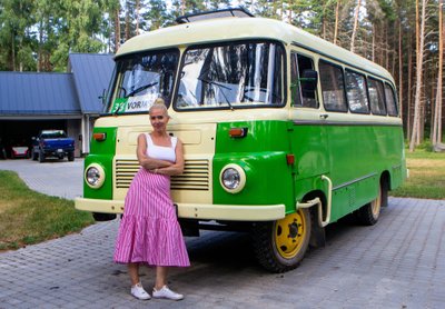 Vanatehnika on Liina Jutile südamelähedane. Saksamaalt pärit Roburi bussi leidis ta Võrumaalt ja vahetas oma vana Volga vastu. Robur teeb nüüd Vormsil Retrobussi-sõite.